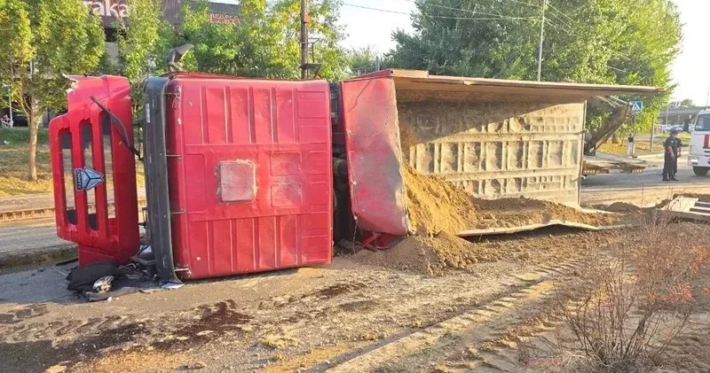 Алматыда жаппай жол апаты болып, орасан көлік кептелісі орын алды