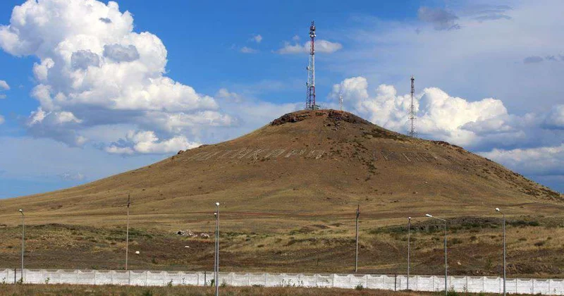 У подножия сопки Жыланды