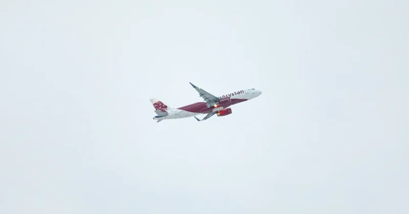 Самолёт FlyArystan загорелся в аэропорту Алматы, есть пострадавший