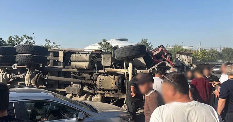 Алматыдағы айналма жолда жүк көлігі аударылып қалды видео