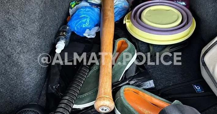 Алматылық жүргізуші көлігінің жүк салғышынан балта мен бейсбол таяғы табылды видео