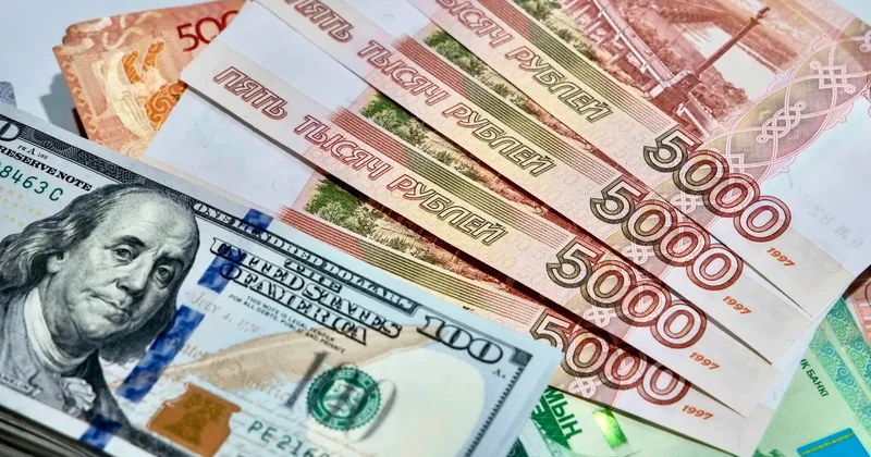Қазақстандықтар доллар мен рубльді жаппай сатып ала бастады: сұраныстың себебі неде
