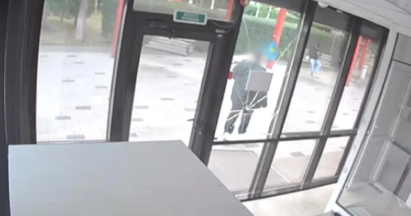 Мужчина не смог попасть в один из пунктов полиции Астаны и разбил там оконное стекло