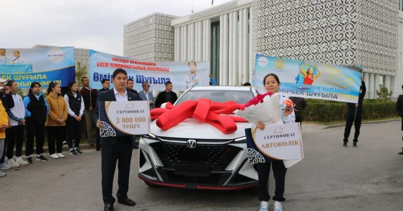 Чемпионке мира Шугыле Умирбек подарили авто в Туркестанской области