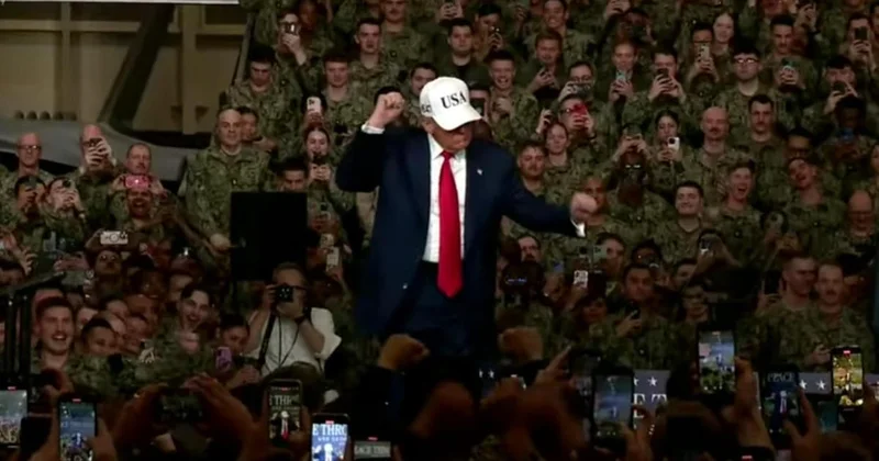 Трамп станцевал перед военными США на атомном авианосце (видео)