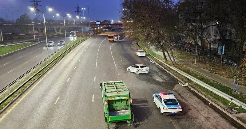 Алматыда жүргізуші ұрланған көлікпен жол апатына түсіп, оқиға орнынан ізін суытқан