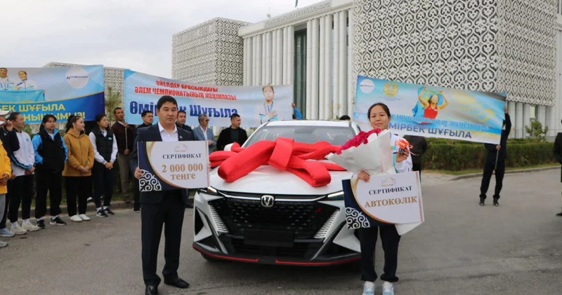 Түркістан облысында әлем чемпионы Шұғыла Өмірбекке су жаңа көлік мінгізді