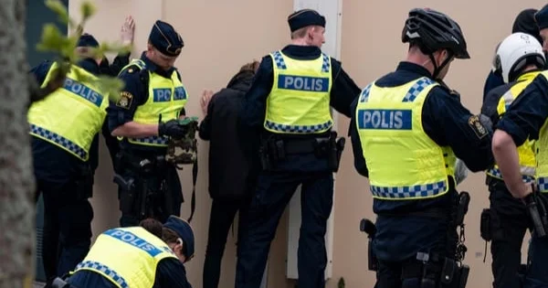 Қылмыс көбейген соң Швеция кәмелетке толмағандарға қатаң жаза енгізеді