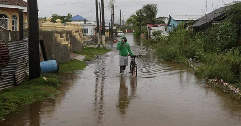 Укрыться и молиться : самый мощный ураган 2025 года угрожает миллионам жителей Карибского региона (ВИДЕО)