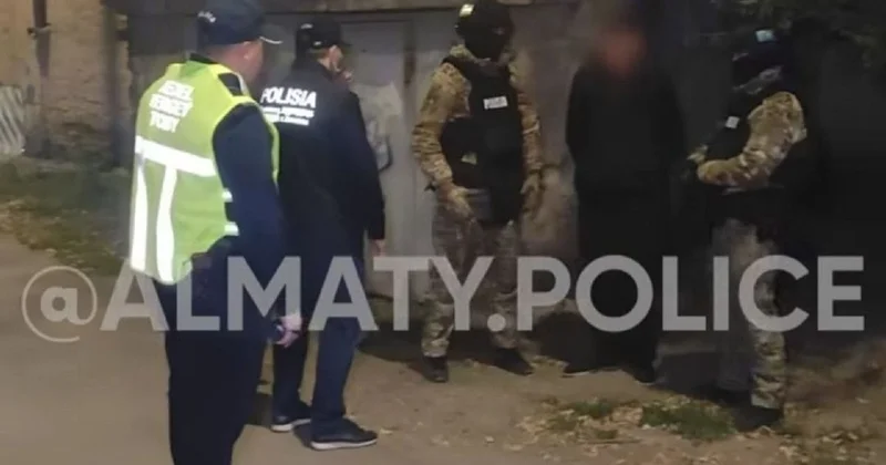 Подозрительный прохожий попался патрульным в Алматы: у него нашли оружие (видео)
