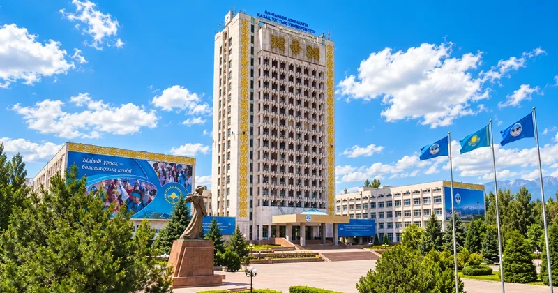Переполох в Алматы: студентов эвакуировали из за подозрительной сумки