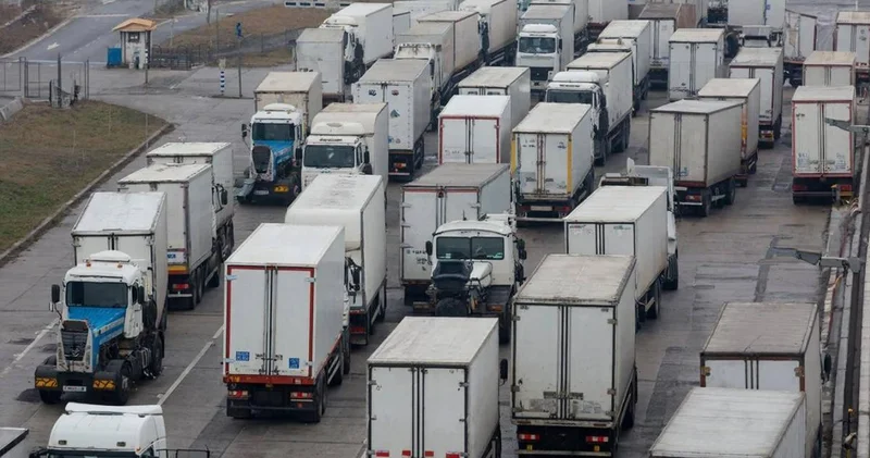 Путин Қазақстанмен шекарада жиналған жүк көліктерінің себебін түсіндірді