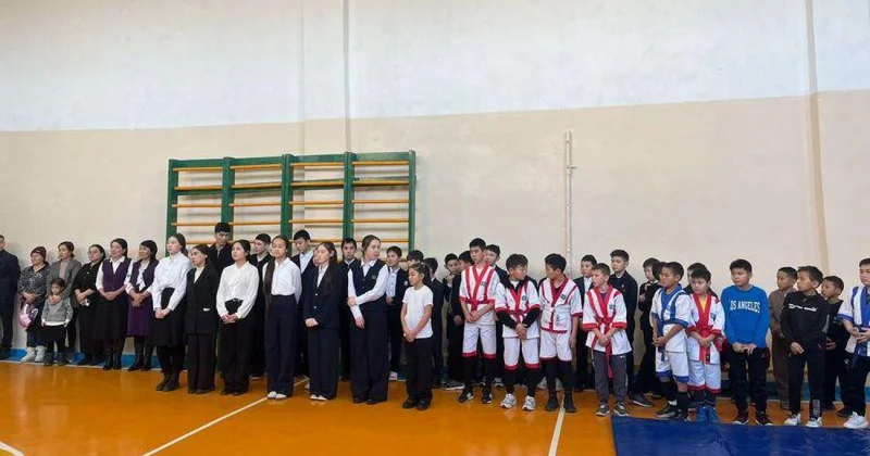 Кәсіпкерлер Абай ауылындағы мектептің едені мен терезесін жаңартып берді