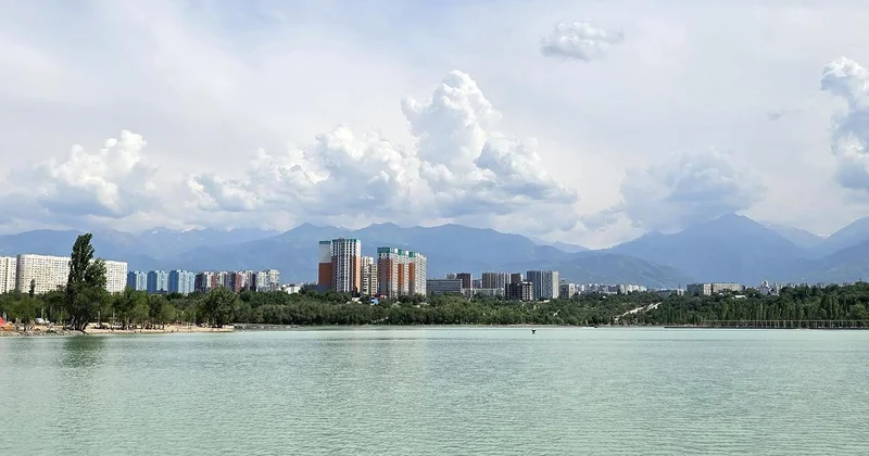 Алматинцы возмутились обмелением и заиливанием озера Сайран