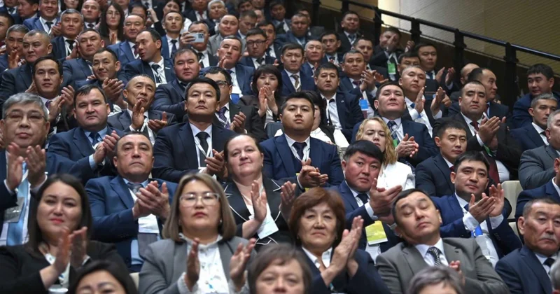 Глава государства поручил пересмотреть статус сельских акимов в системе госслужбы