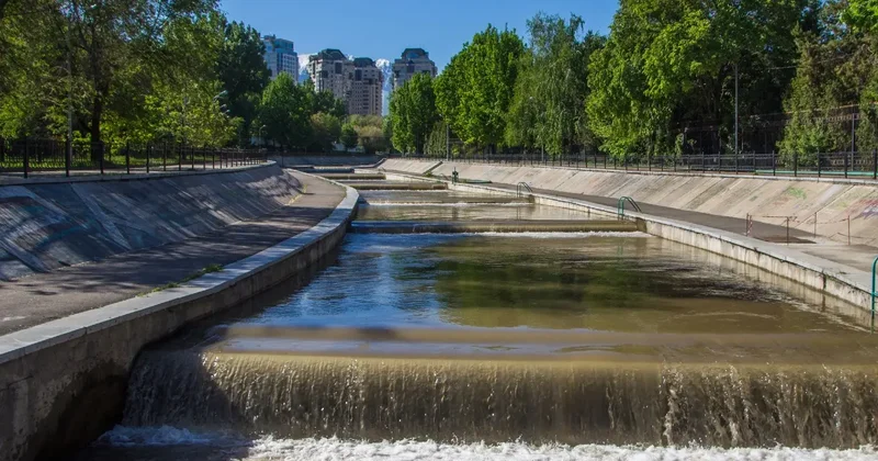 Почему в Алматы третий год не могут сдать 25 метровый пешеходный мост на Аль Фараби