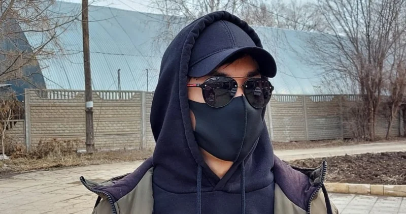 Курьер болып ақша табамын : қара бетпердедегі жігіт ауру қызын бағып отырған әкеге тосынсый жасады