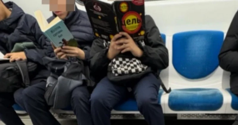 Дети, читающие книги в алматинском метро, вызвали ажиотаж в Казнете