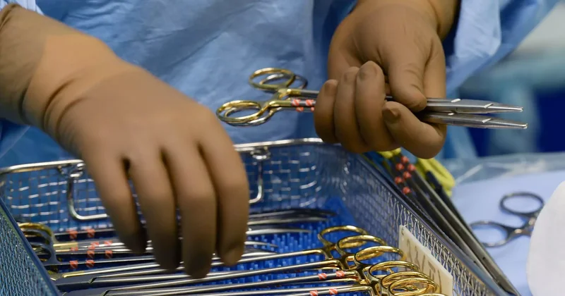 Қарағанды дәрігерлері науқастың ішіндегі 60 сантиметрлік ісікті алып тастады