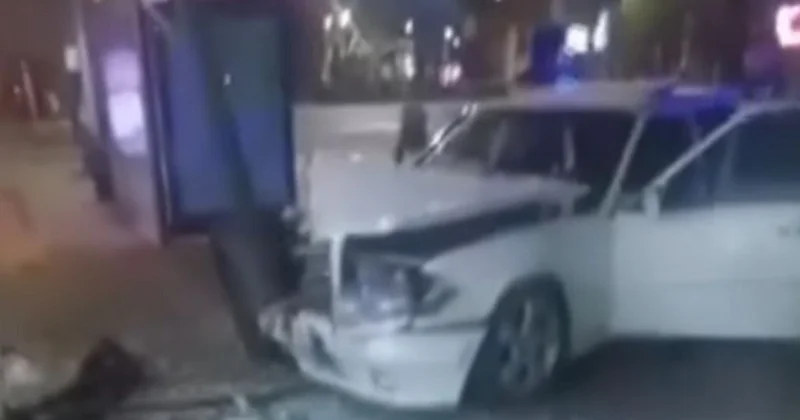 Mercedes въехал в остановку в Алматы (видео)