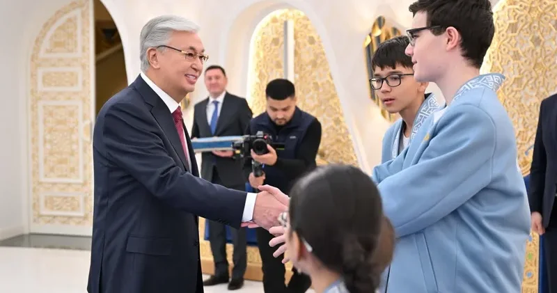 Мемлекет басшысы әлем біріншіліктерінде топ жарған жас шахматшылармен кездесті