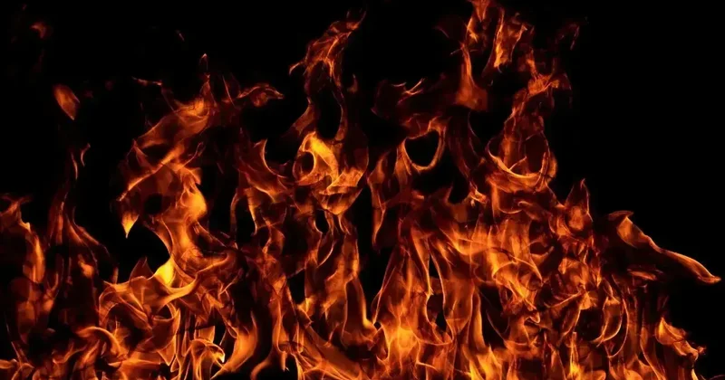 Пытался самостоятельно потушить пожар: жителя многоэтажки в Караганде госпитализировали с ожогами