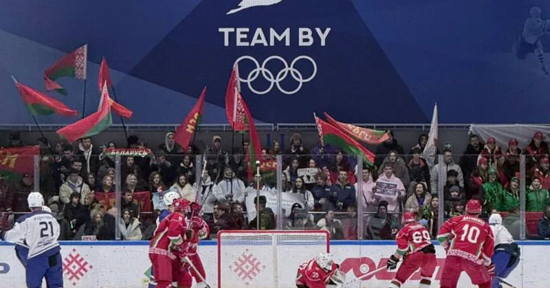 Обычная рабочая ситуация Лукашенко упал во время игры в хоккей