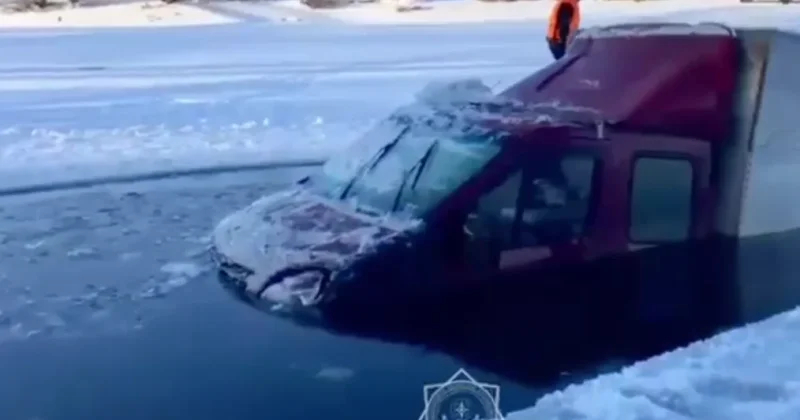Грузовик провалился под лёд в ЗКО