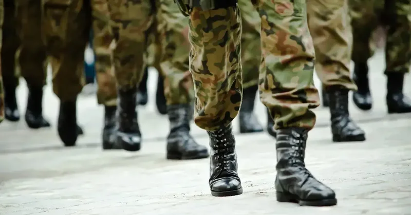 Выпускникам школ и колледжей Великобритании предложат сделать перерыв в учёбе и пойти в армию