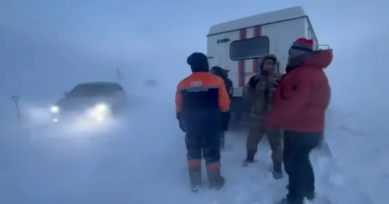 15 человек, застрявших в снежном заносе, спасли на трассе Ушарал Достык