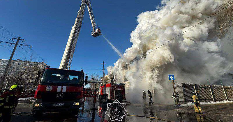 Трехэтажное здание сгорело в Астане