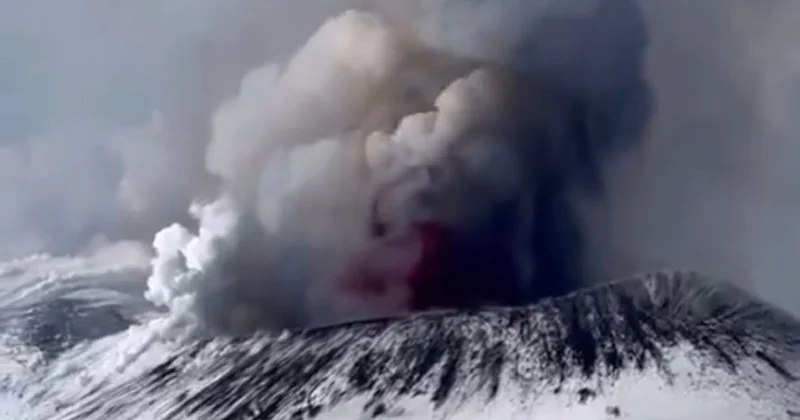 Извержение вулкана Этна попало на видео на Сицилии