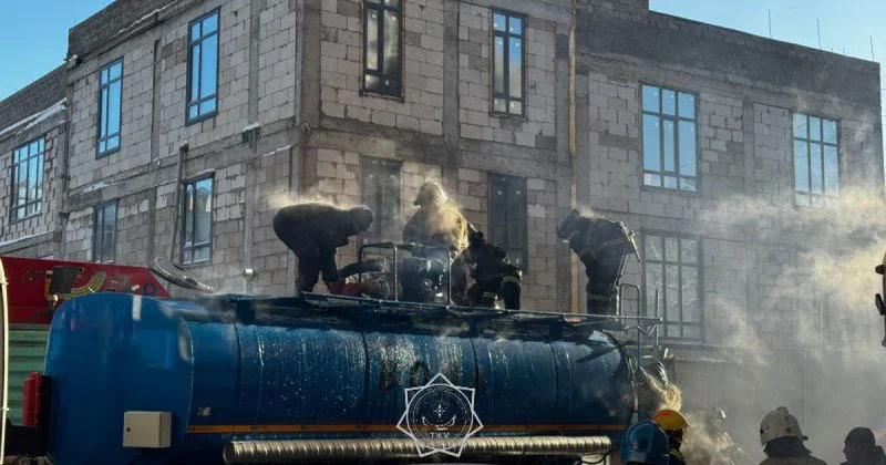 Крупный пожар в Астане: частично обрушилась кровля здания