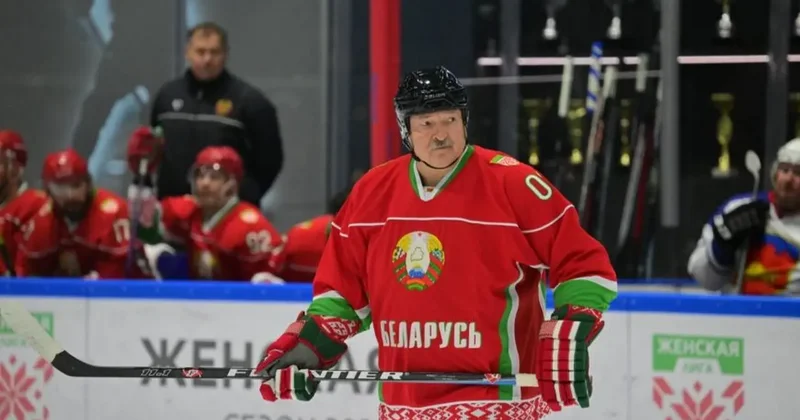 "Бей своих, чтобы чужие боялись": Лукашенко отреагировал на своё падение во время хоккейного матча