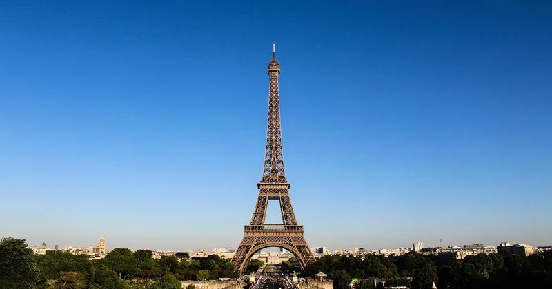 Людей задерживают возле Эйфелевой башни в Париже из за запуска фейерверков