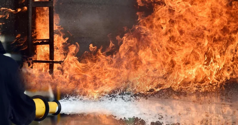 Пожар вспыхнул в трехэтажном доме в Астане