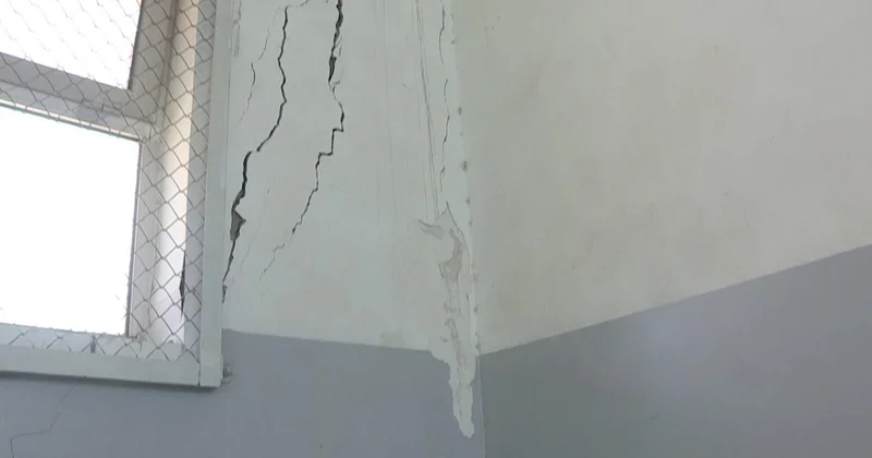 Шымкентте мектептің апатты спортзалы бұзыла ма, жөнделе ме