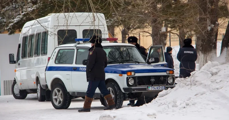 Поквартирный обход проводят полицейские в Алматы