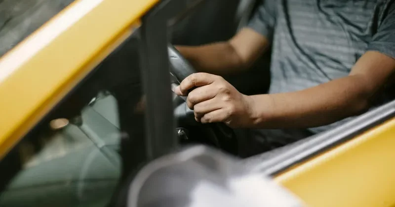 Атырауда такси жүргізушісі жолаушыға пышақпен шабуыл жасады