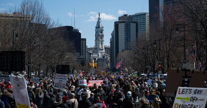 Нет королям : массовые протесты против политики Трампа прошли в США и Европе (видео)