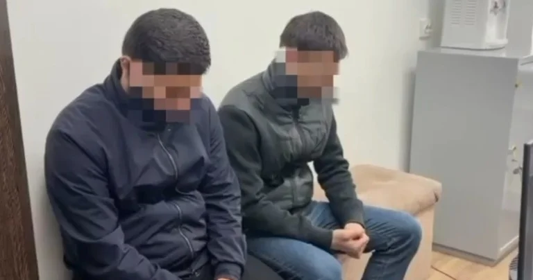 Түркістанда бетін маскамен жапқан екі ер адам бейнекамераларды қасақана бүлдірді