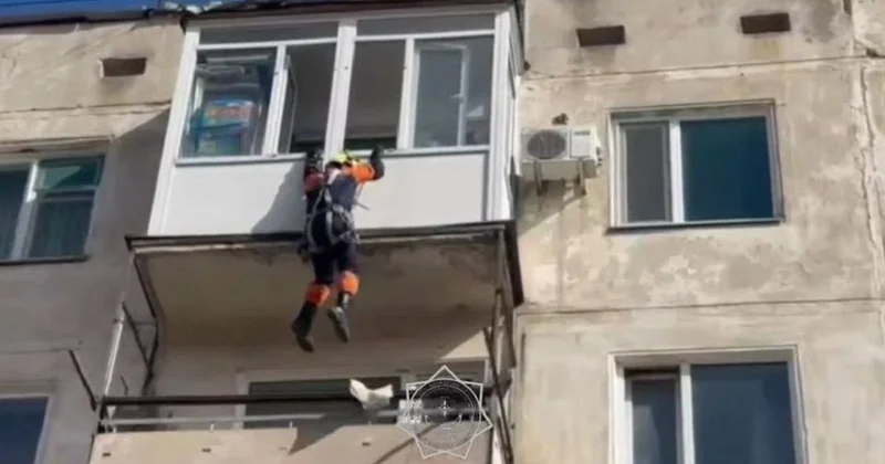 Не выходил на связь: спасатели пробрались через балкон в квартиру пропавшего акмолинца (видео)