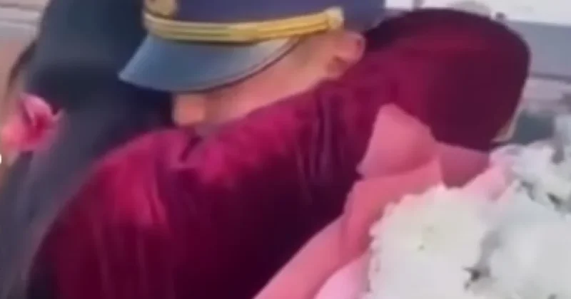 Казахстанка встретила сына из армии видео растрогало соцсети
