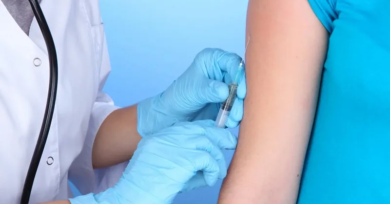 Оказались не готовы: в прививочных кабинетах Шымкента скончались четыре пациента