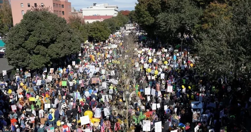 Нет королям : в США снова прошли массовые протесты против Трампа