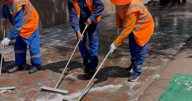 Шампунь на тротуары не жалели