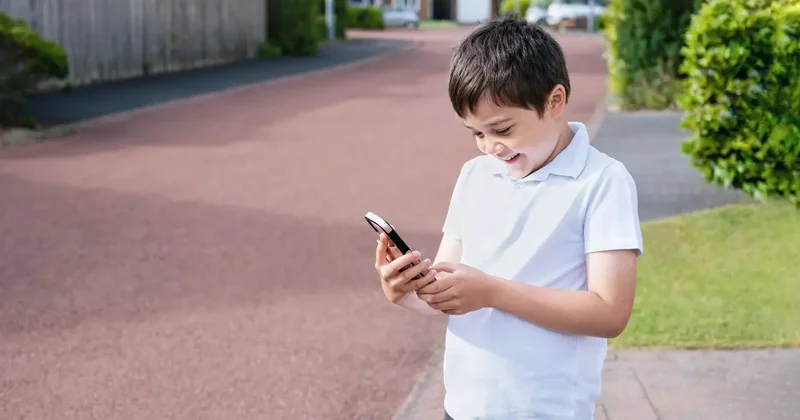 Полного запрета не будет: в мажилисе объяснили правила использования телефонов в школах