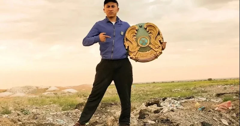 Елтаңбаны қоқыстан алып шыққан блогер айыппұл арқалады