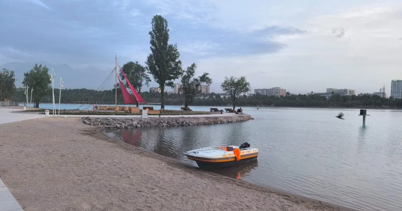 Қоқыс және ішек таяқшасы: неге Сайран көліне шомылуға тыйым салынған?