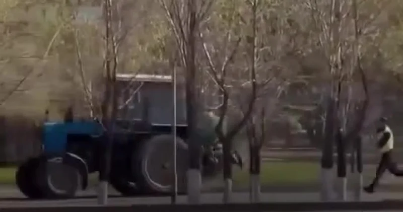 Көк трактор Астанада полициядан қашпақ болды видео